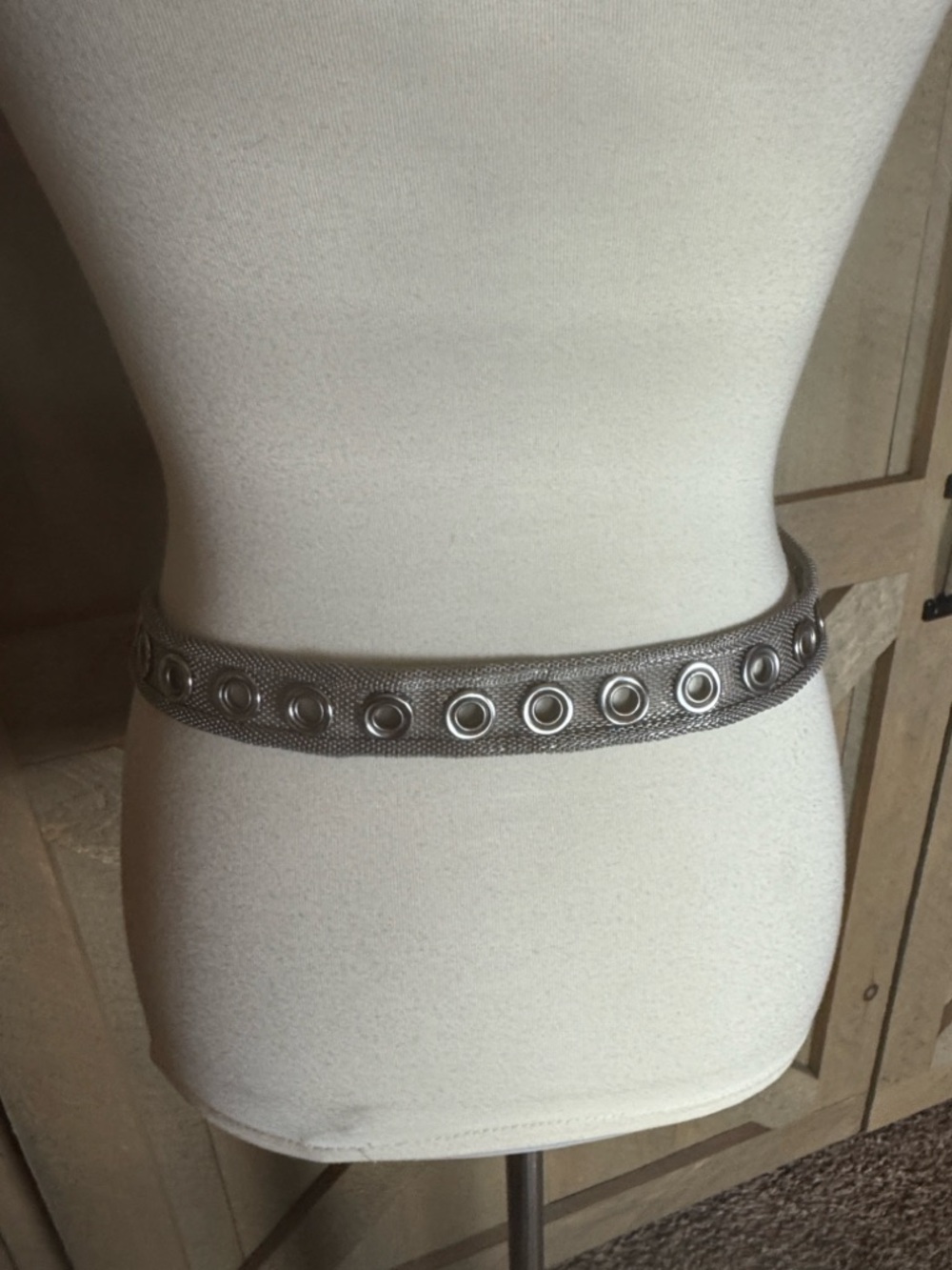 Vintage Express mesh metal belt with rivet belt holes and ornate buckle Medium - Picture 7 of 12